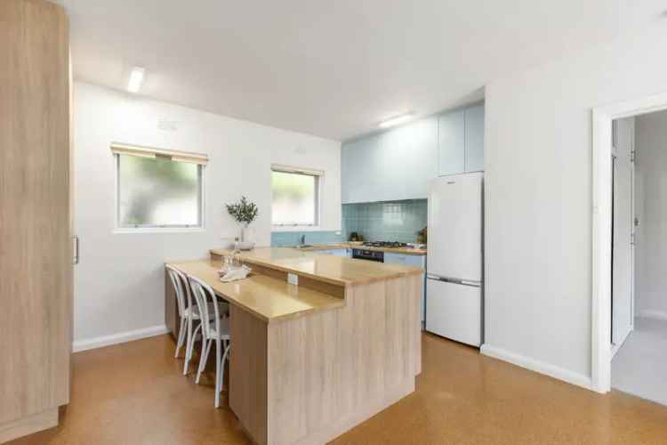 2 Bedroom 256m² Melbourne Apartment  Gourmet Kitchen Rooftop Pool Gym