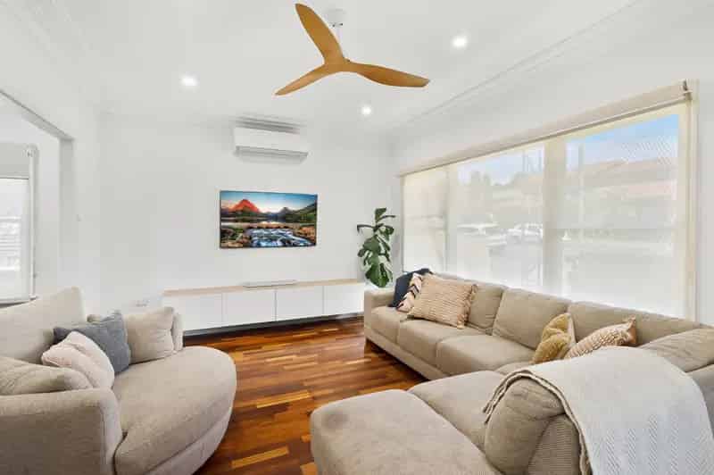Lease Three Bedroom Home in Coniston with Outdoor Area and Modern Kitchen