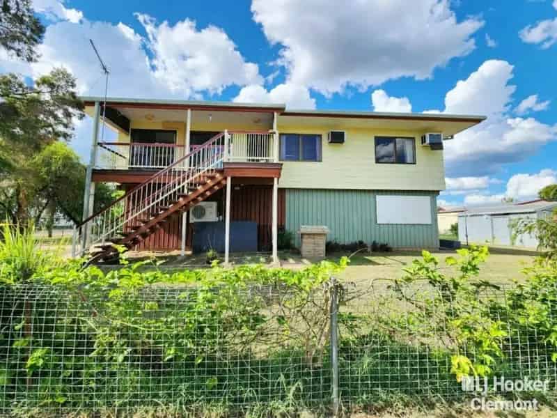 Buy highset house in Clermont with spacious living and great features