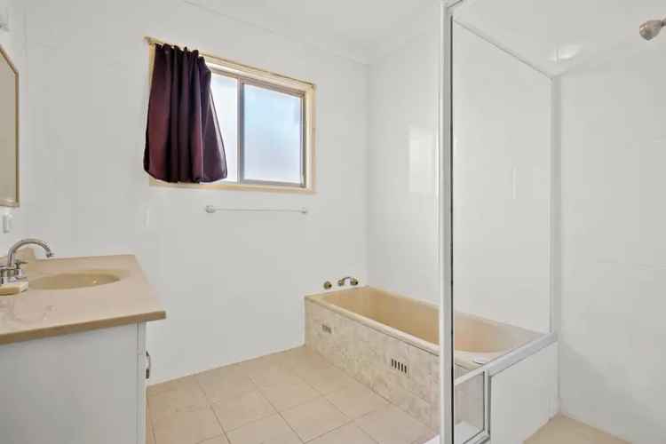 Lake View Timber Cottage 3 Bed Modern Bathroom