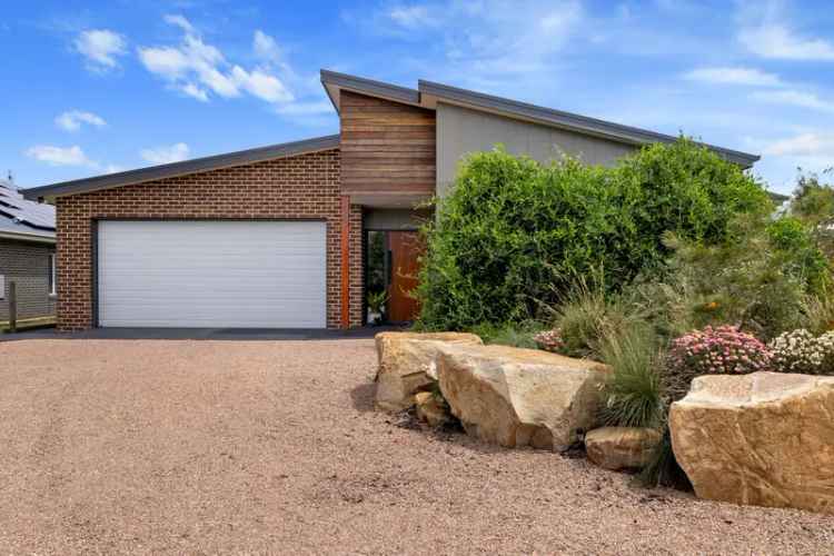 Luxury Family Home with Spa and Shed