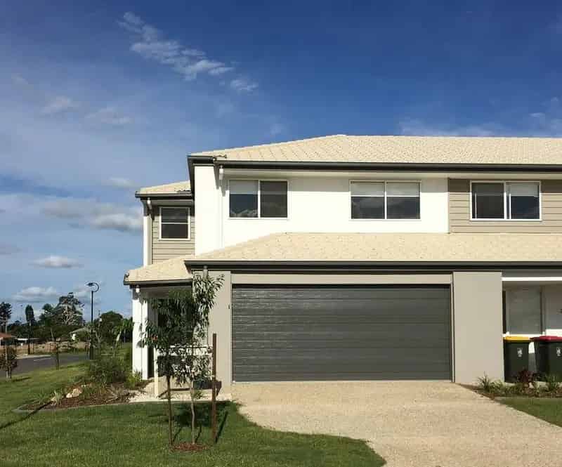 RARE DOUBLE GARAGE STREET FACING TOWNHOUSE