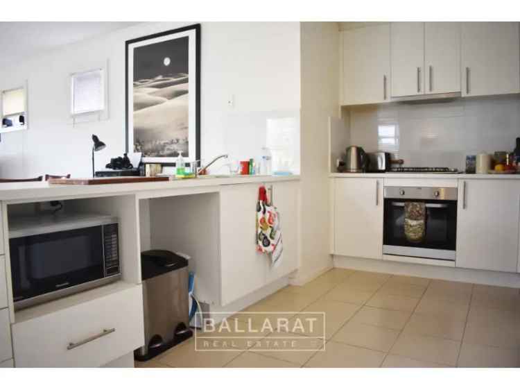 Stylish Two Bedroom Townhouse Close To Cbd