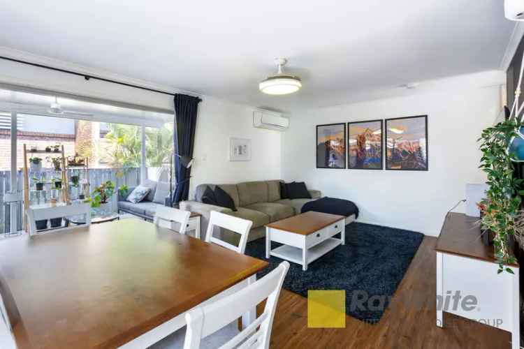 Modern 3 Bedroom Townhouse Redbank Plains Family Home