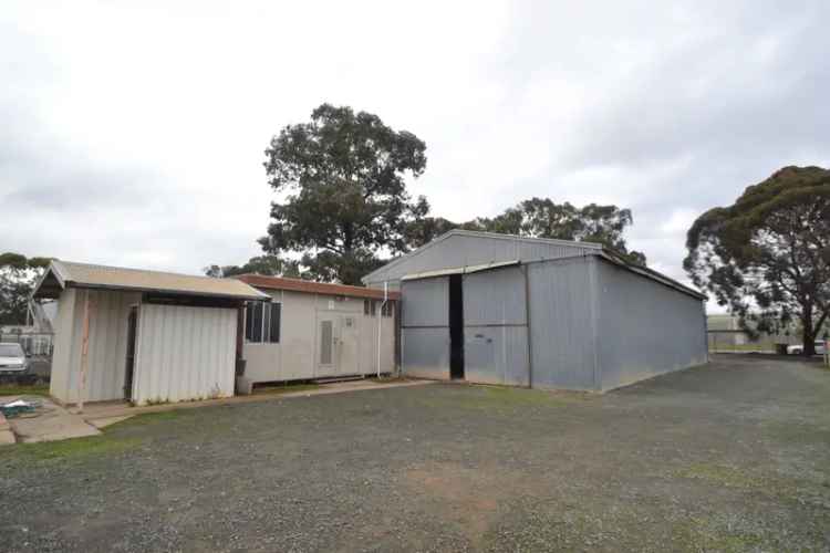 Lease Warehouse in Echuca with Drive Thru Access and Amenities