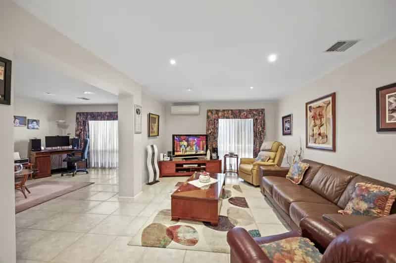 Rent Family Home with 5 Bedrooms and 4 Living Areas in Cambridge Zone