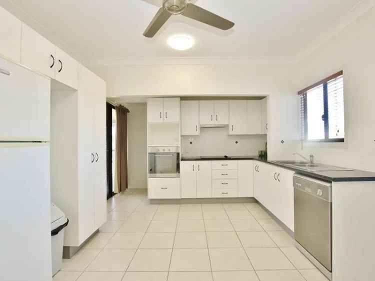 8 Bedroom House for Rent in Parkhurst Hub