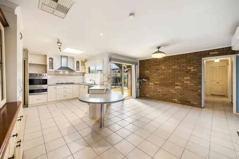Stunning Home with Pool in Prime Cranbourne North Location!