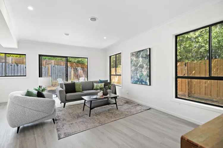 Modern 3-Bed Townhouse Near Westfield Knox