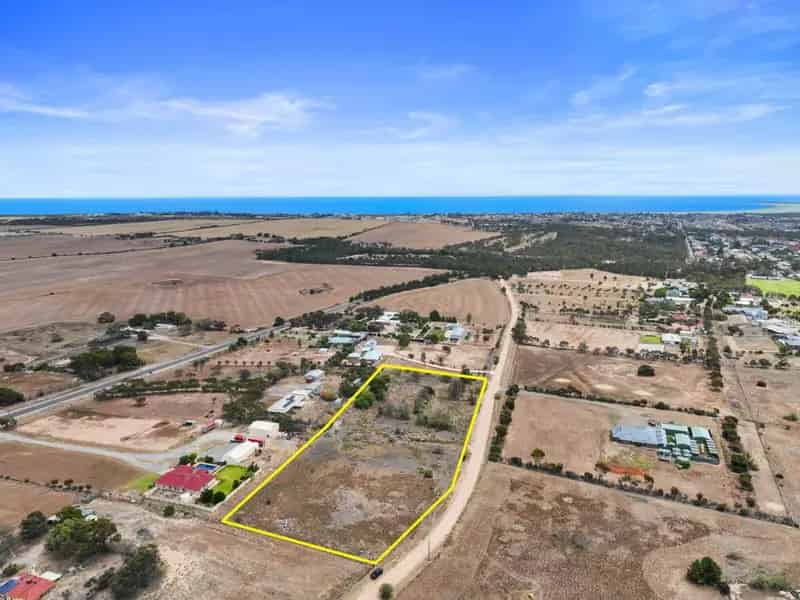 Buy rural property in Moonta with kids' school access