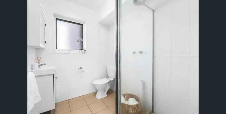 3 Bedroom Townhouse Melbourne - 204m2 - Modern & Spacious