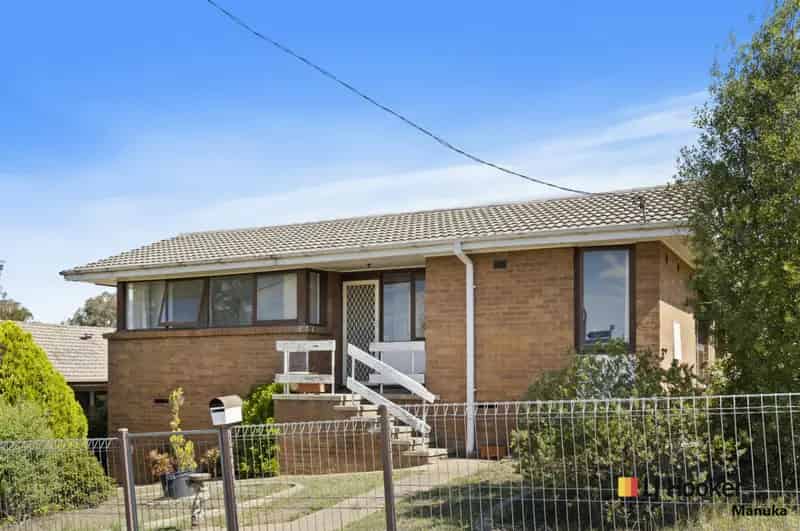 Buy house with stunning mountain views in family-friendly location
