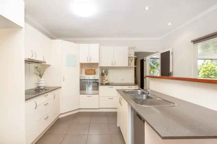 Queens Beach Entertainer - 3 Bed Home Near Shops and Schools