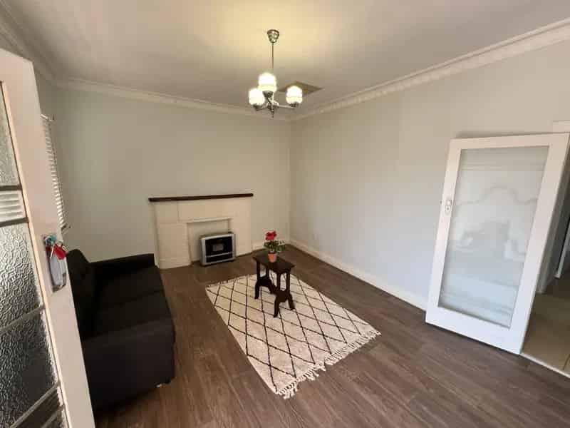 Leased $330pw- 12 month lease