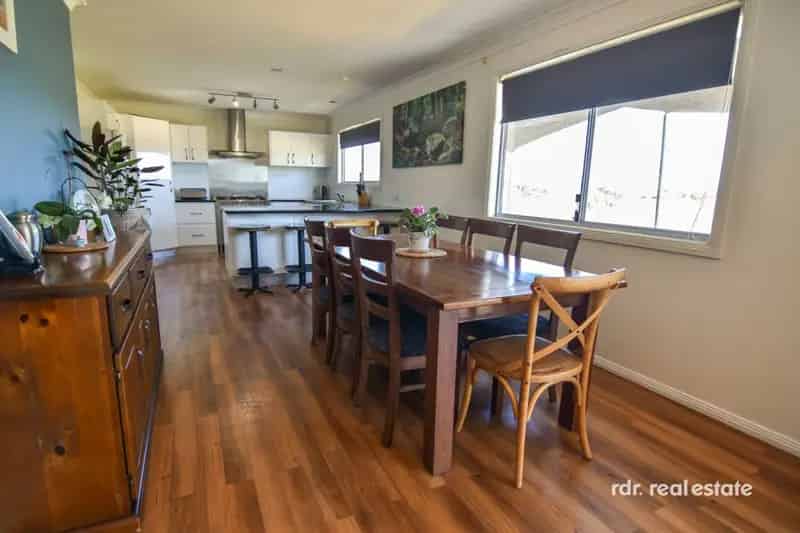 Rent semi rural property with 4 bedrooms and office in spacious location