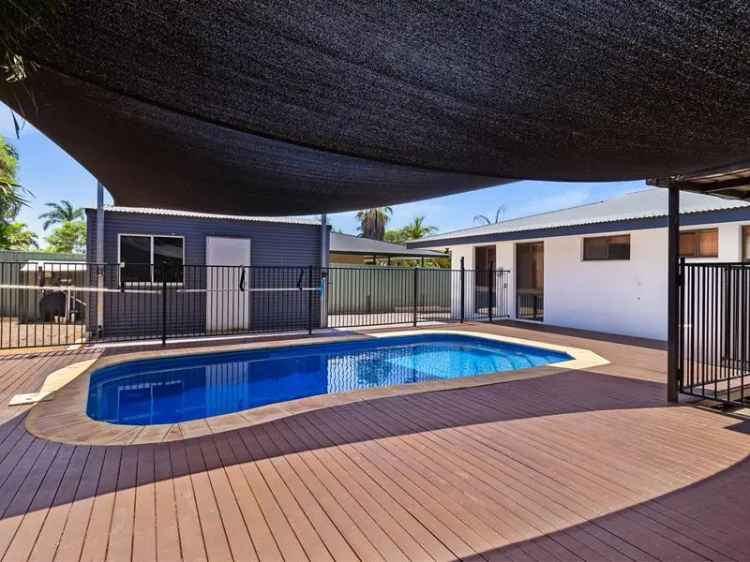 Family Home with Pool and Outdoor Kitchen 711m2