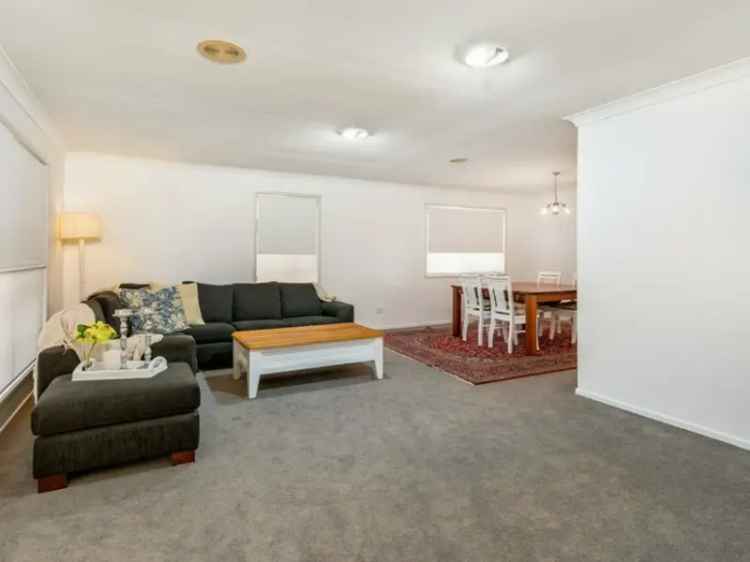 Buy house Banksia Beach 3 bedrooms 2 bathrooms with outdoor space and parking