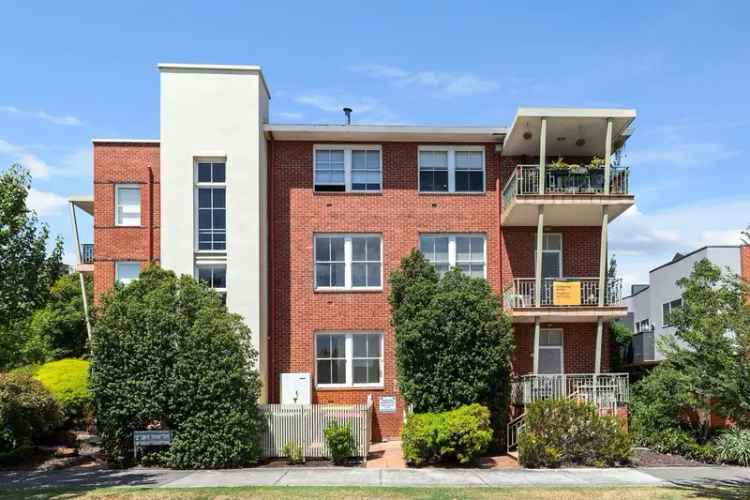 Art Deco Apartment Waterford Green Estate Maribyrnong