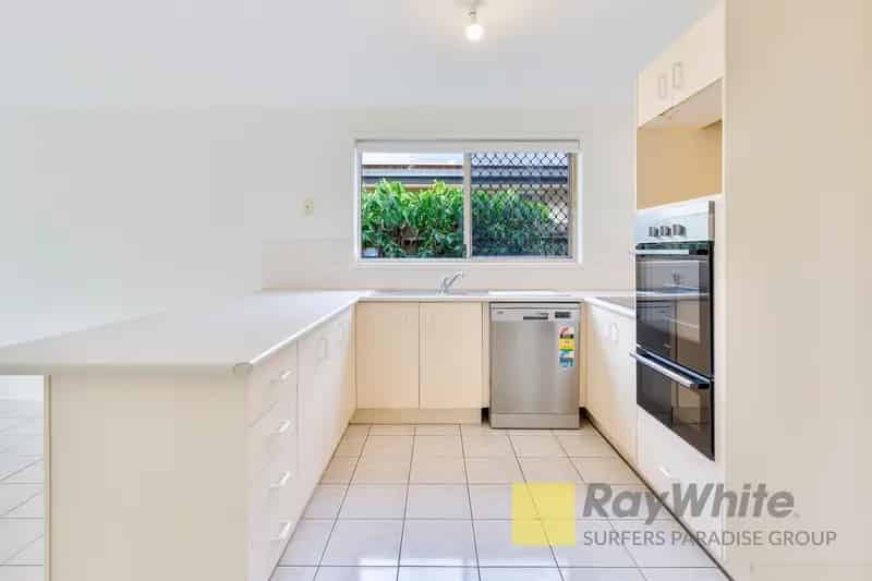 SPACIOUS FAMILY HOME - NEW PAINT AND CARPET