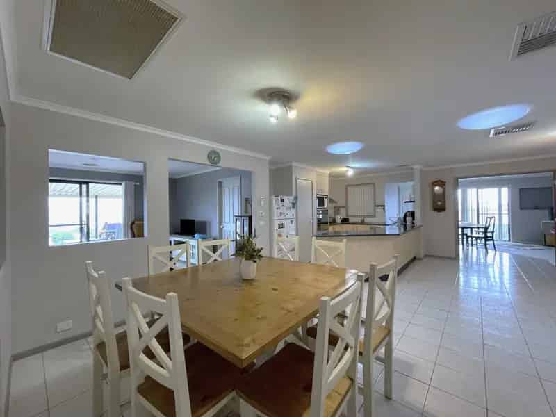 Spacious buy family home with garden close to primary school