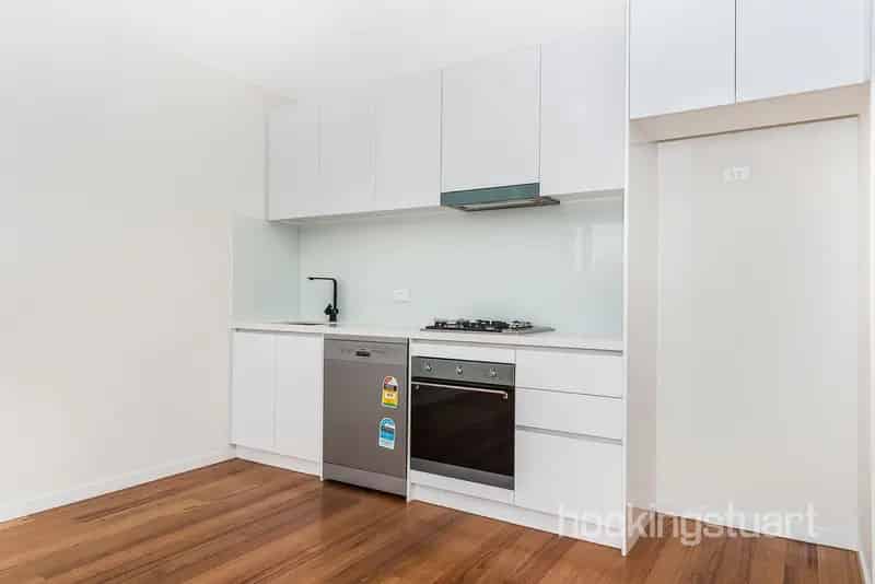 Two Bedroom, Two Bathroom - Walk to Seddon Village!