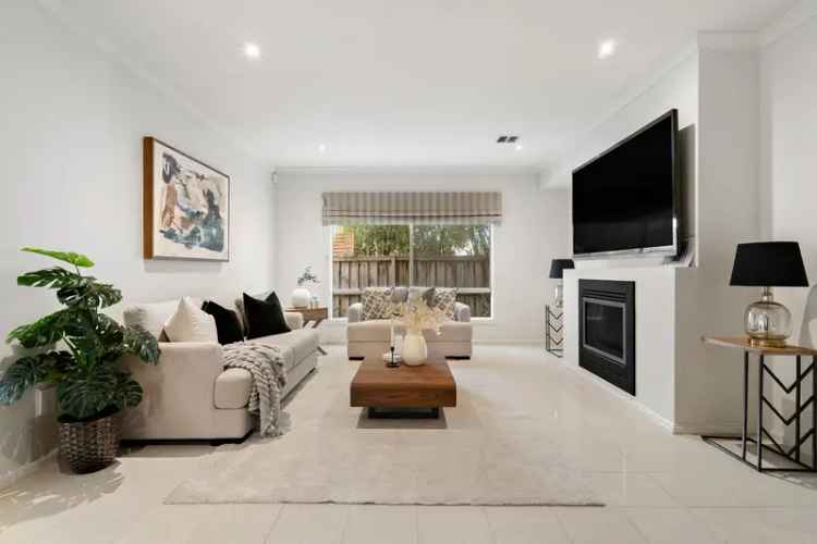 5 Bedroom Family Home in Waverley Park Estate Mulgrave