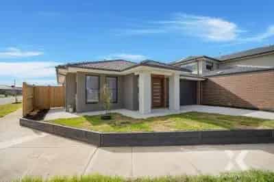 Buy house in Melbourne with modern features and outdoor space