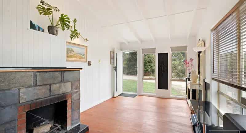 Buy house in Goolwa with potential and outdoor living space