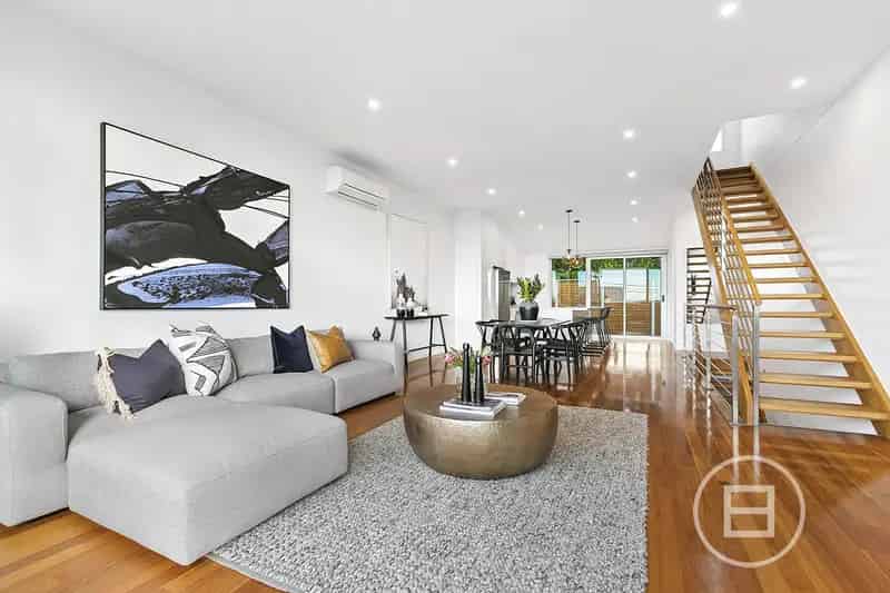 Massive residence for rent in St Kilda with large bedrooms and parking