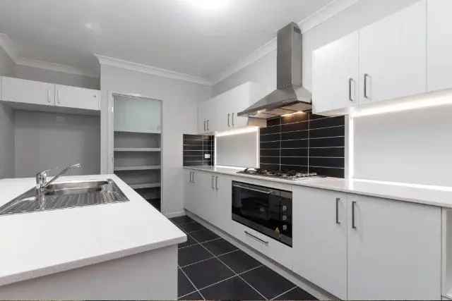 5 Bedroom Modern Home in Iona College Precinct Wynnum West