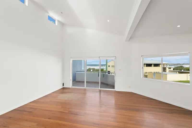 Beachfront Townhouse for Lease - 4 Beds, Modern Amenities
