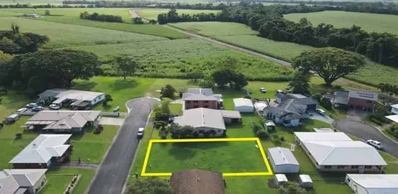 700 SQUARE METRE BLOCK - SHORT DRIVE TO TOWN CENTRE!