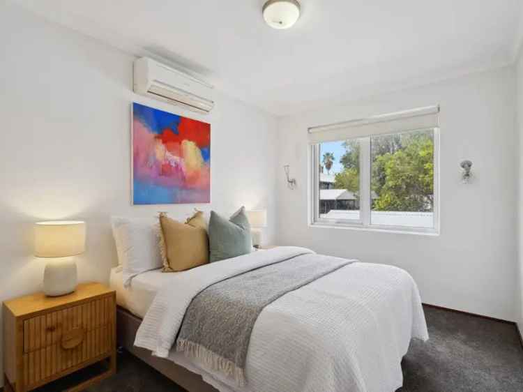 Fremantle Coastal Charm 2-Level Home Near Beaches and Cafes