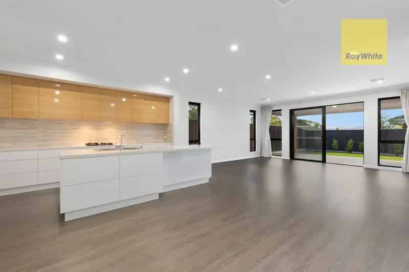 Modern 3-Bedroom Home in Sought-After Flagstaff Hill