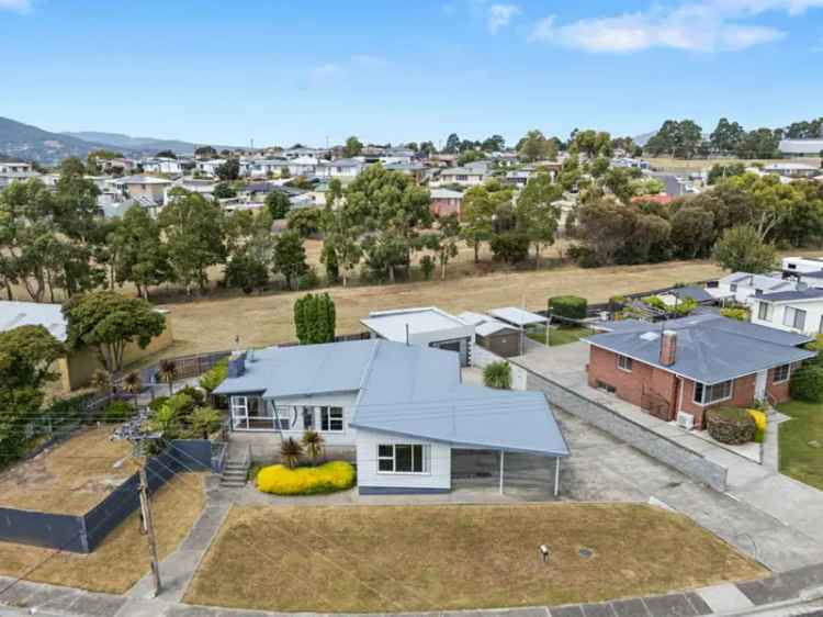 4 Bedroom Family Home near Hobart - Spacious Backyard and Studio