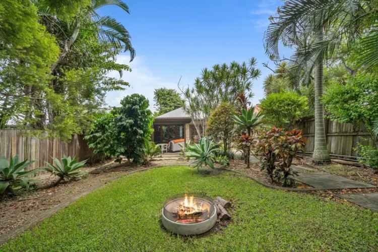 Post-War Home in Wavell Heights - 3 Bed 2 Bath - 546sqm Block