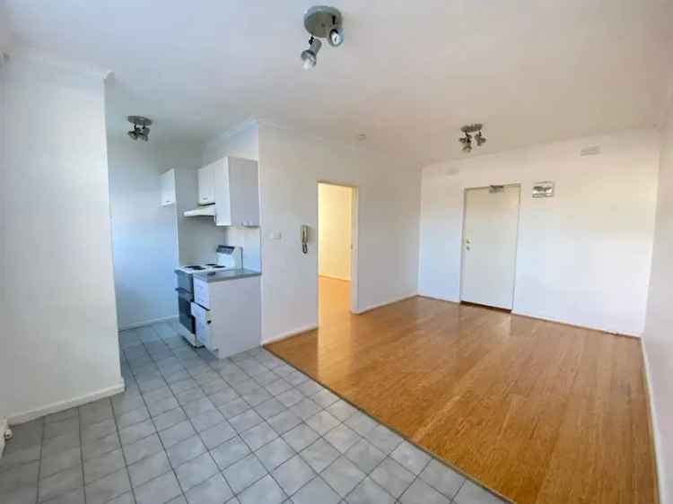 1 Bedroom Apartment 168m2 Melbourne Modern Parquetry Floors Secure Carpark