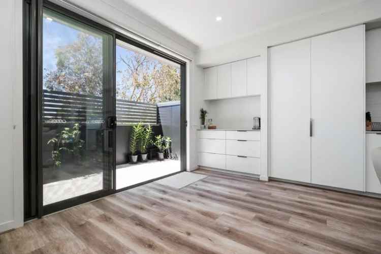 2 Bedroom Townhouse in Melbourne Modern Comfort