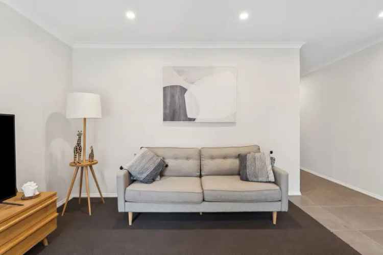 Family Home 3 Bed 2 Bath Werribee