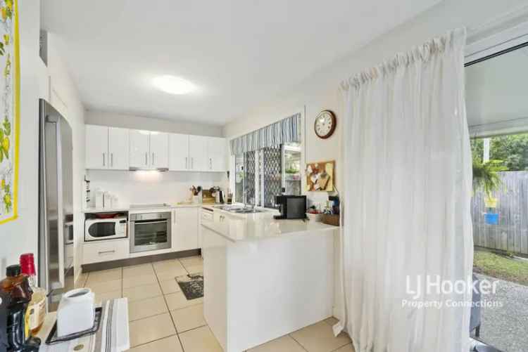 Petrie Townhouse 3 Bed 2 Bath Modern Kitchen Private Courtyard