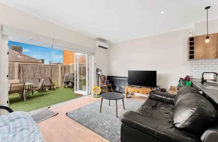 Stylish Four-Storey Townhouse in the Pinewood Primary School Zone!