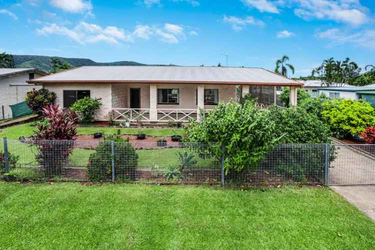 Renovator's Delight - 1000 m2 block, two streets back from the Beach !!