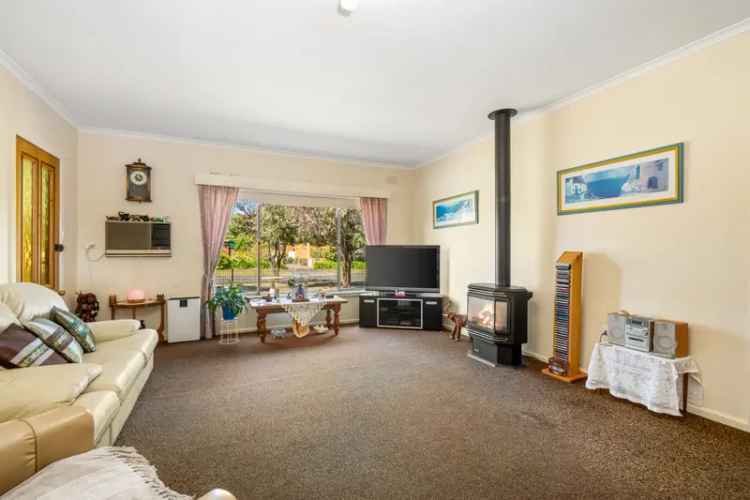 Buy House in St Leonards with Swimming Pool and Ample Parking