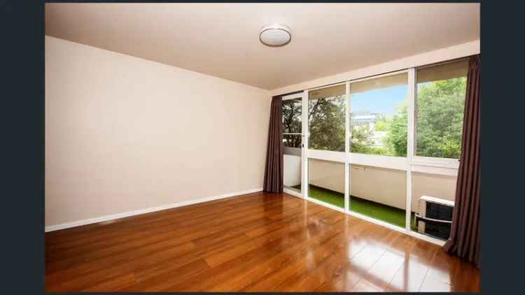 2 Bedroom House Melbourne 177m² Freshly Painted Modern Kitchen Garage