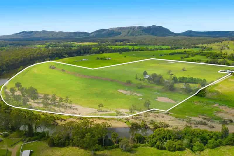 Elegant Country Living on 33.58ha of Prime Riverfront Acreage