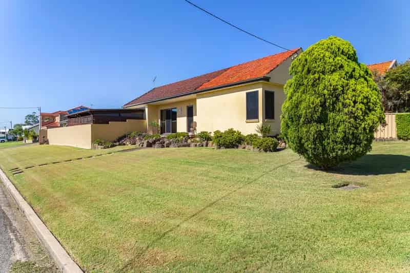 PRE LOVED + PRISTINELY PRESENTED + PERFECT LAKESIDE LOCATION
