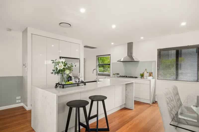 Ready to Move In - Contemporary Living w. Leafy Outlook & City Views