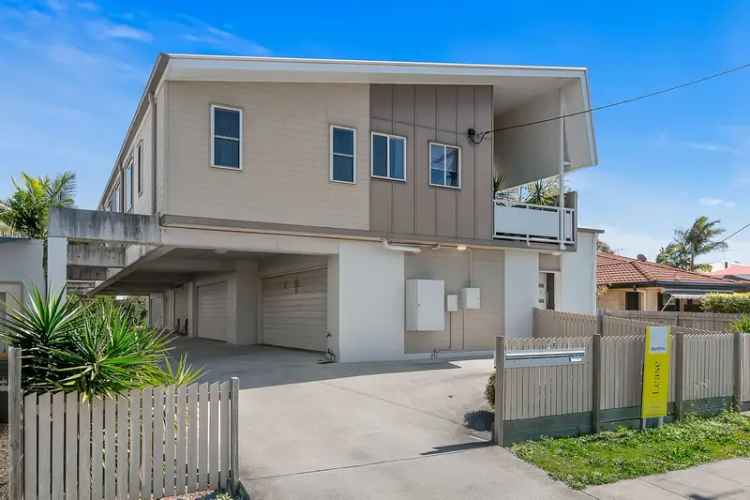 Modern Townhouse Near Westfield Carindale 3 Bed 2 Bath Double Garage