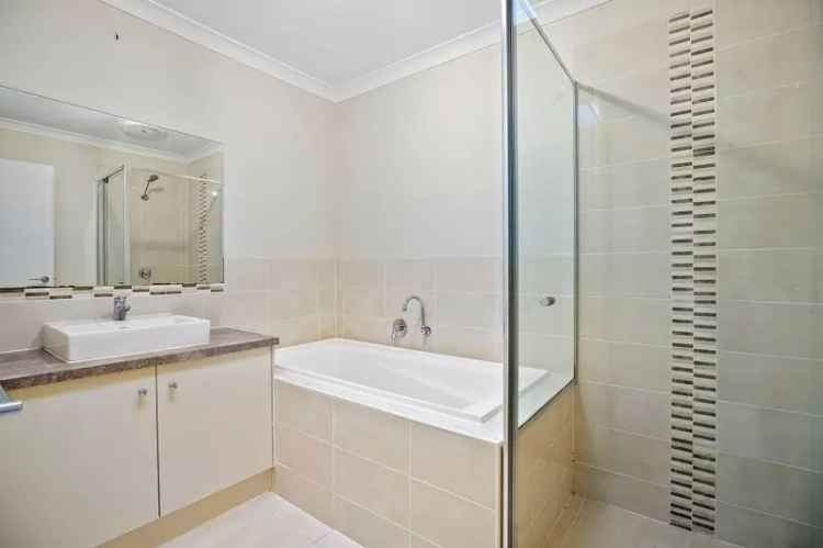 3 Bedroom 2 Bathroom Villa Melbourne