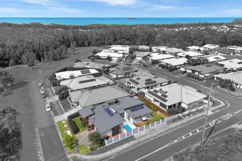 House For Sale - 31 Green Bluff Road, Sapphire Beach NSW 2450